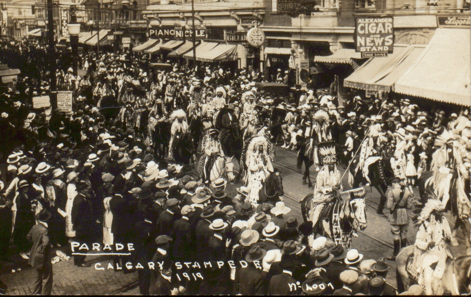 Crowds at the 1919 Calgary Stampede parade