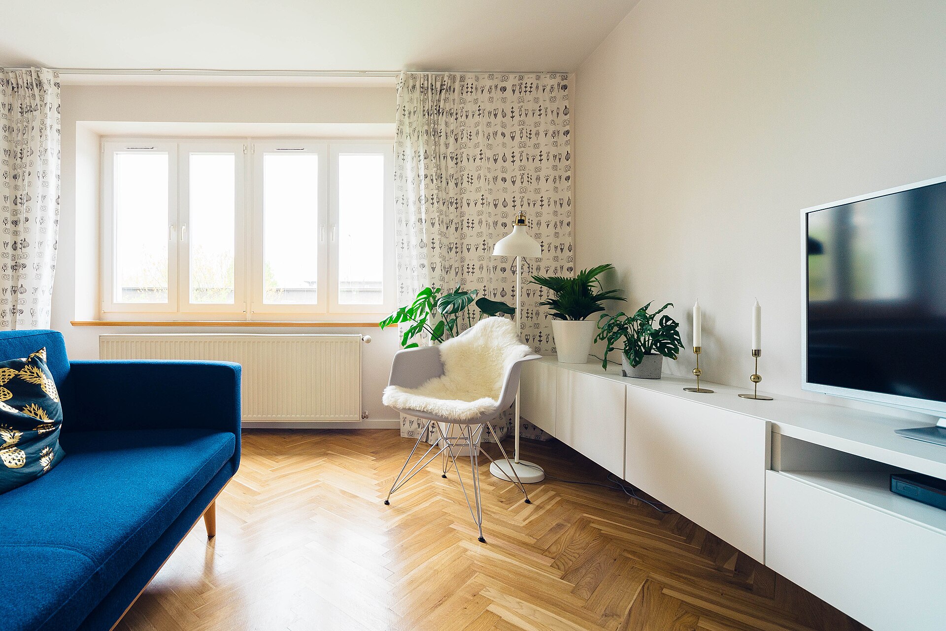 Staged condo living room with neutral furnishings